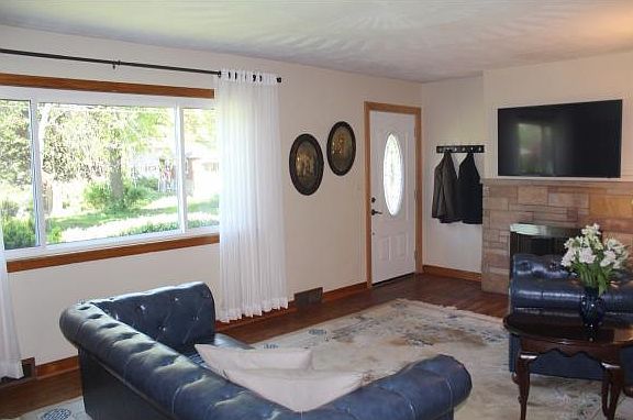 4th image of 124 N Meadowbrook Ln