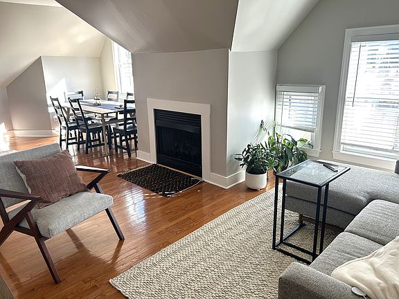 Living Room 
Gas Fireplace