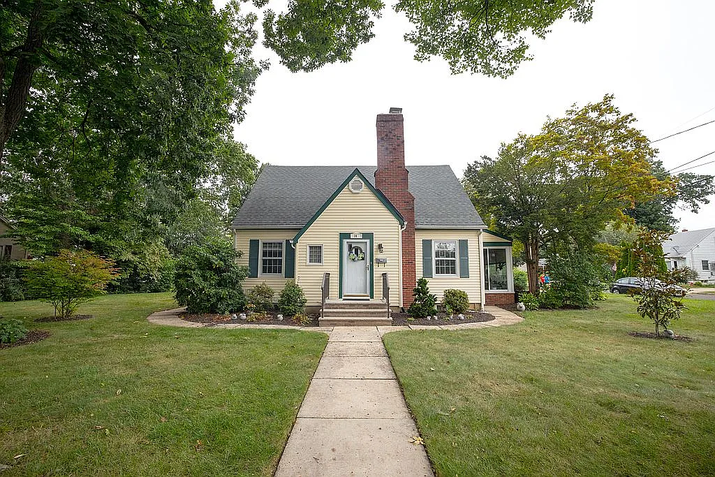 14 Appleby Ave photo 1
