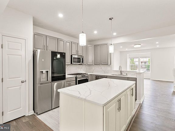 5th image of 227 Woodstream Blvd