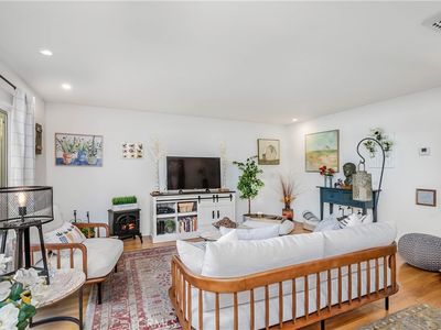 18631 Collins St APT 14, Tarzana, CA, 91356