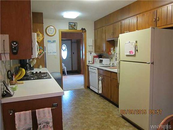 3rd image of 22 Elm St
