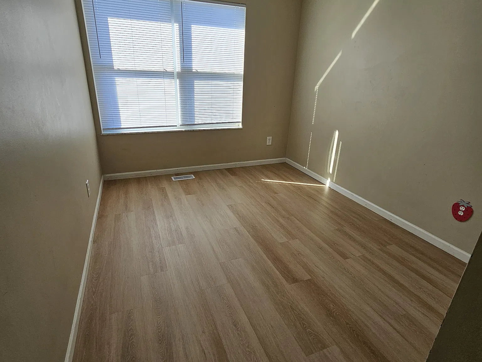 3 bed, 2.5 bath, 1526 sqft, $2,100 — Photo 3