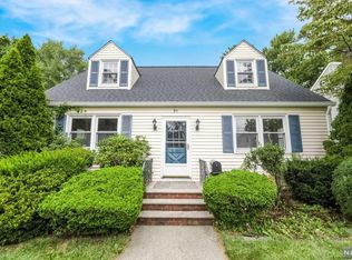 31 Bennett Rd, Teaneck, NJ 07666