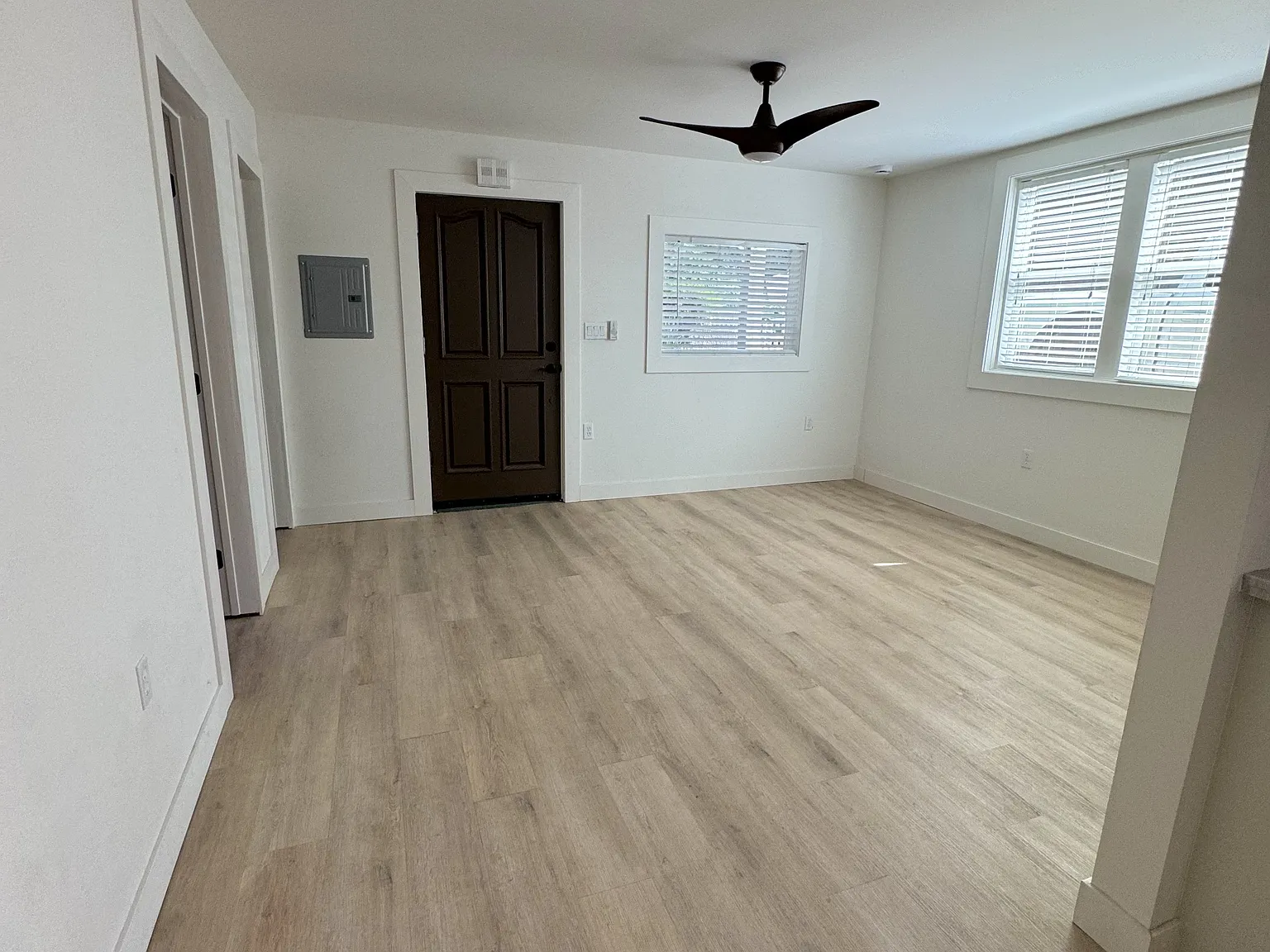 3 bed, 1019 sqft, $3,494 — Photo 2