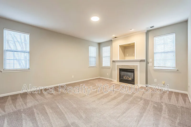 4 bed, 2.5 bath, 2600 sqft, $2,685 — Photo 4