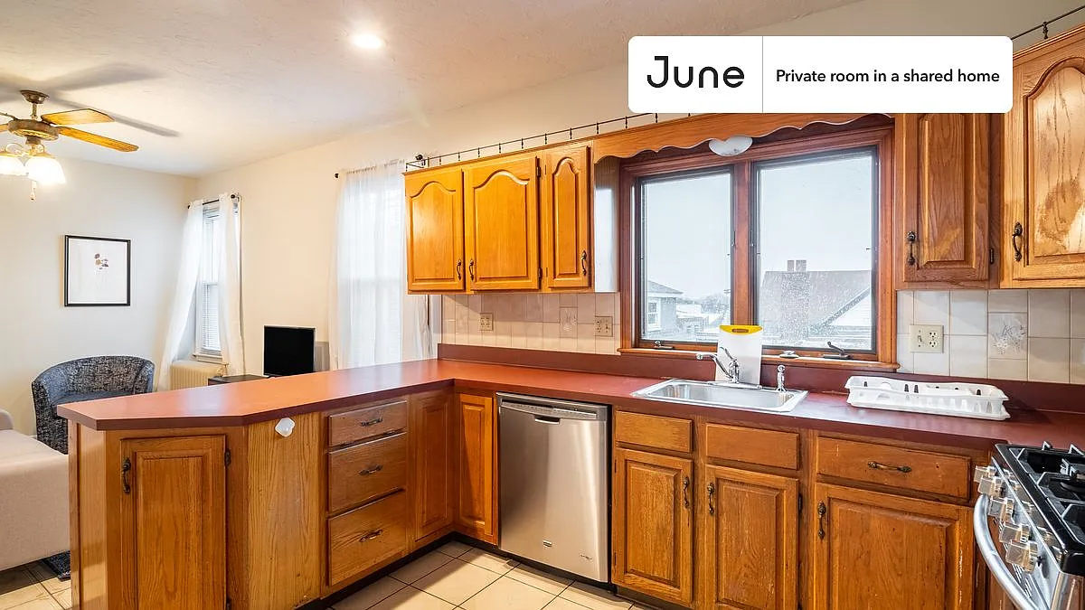 Queen bedroom in 3 bed/1 bath home in Somerville #1668 B — Photo 4