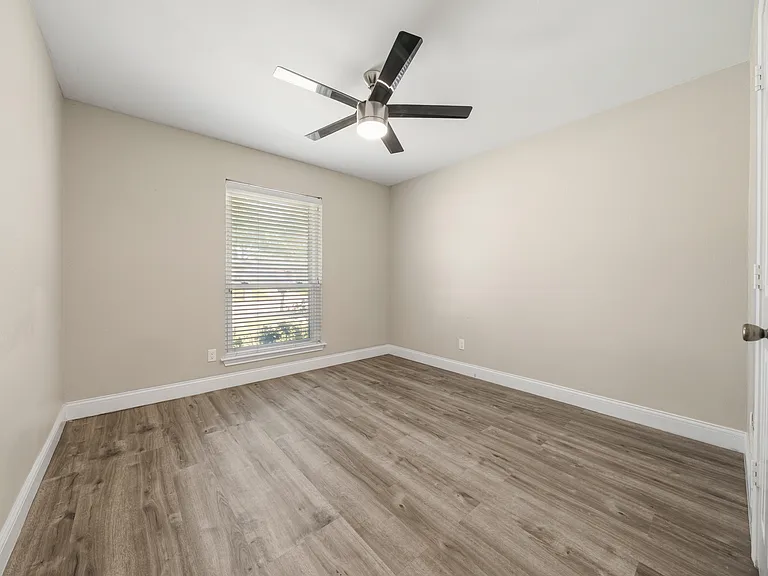 4925 Longwood Ct — Photo 15