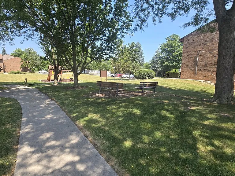 9020 N Park Plaza Ct — Photo 3