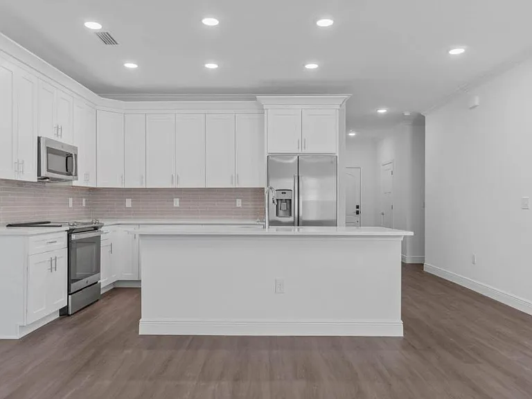 533 Hill Ln — Photo 6
