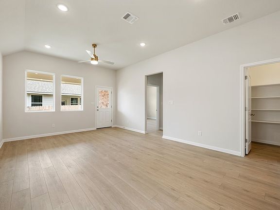 Lariat - Buchanan Interior Image 3