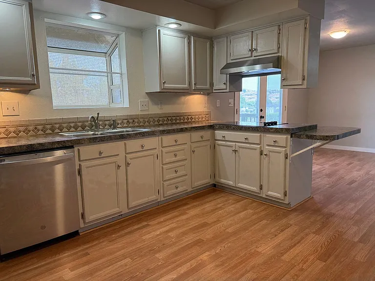 204 Hillcrest Dr — Photo 12