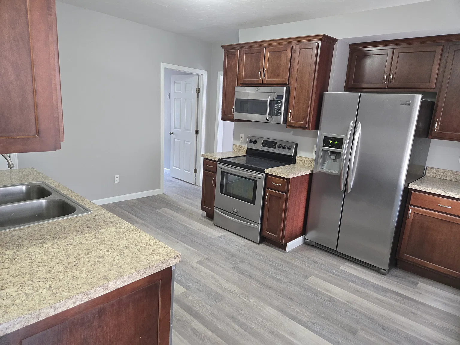 3 bed, 1200 sqft, $2,300 — Photo 2