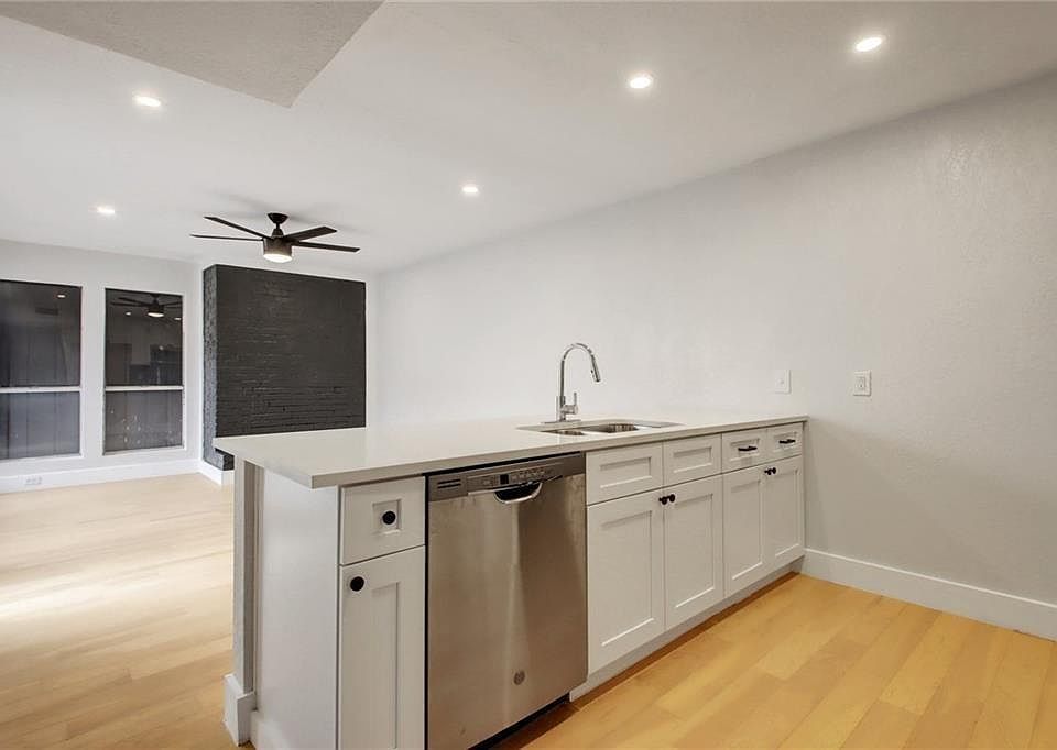 2nd image of 909 Reinli St APT 109