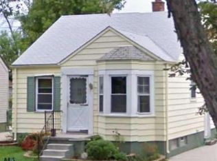 19429 Elkhart St, Harper Woods, MI 48225