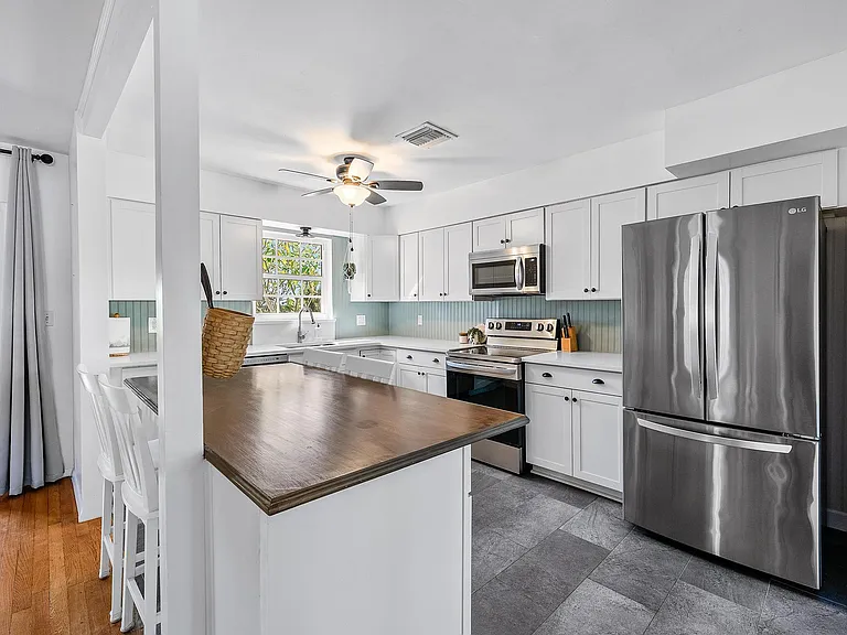 381 Zenith Ln — Photo 3