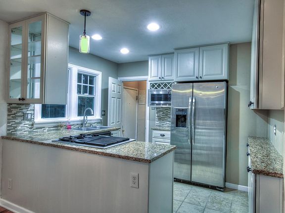 4th image of 2385 S Corona St