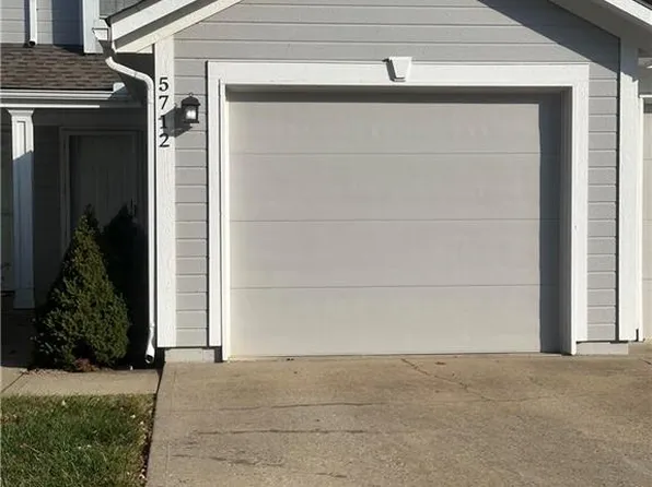 5712 Plantation Ln, Lees Summit, MO 64064