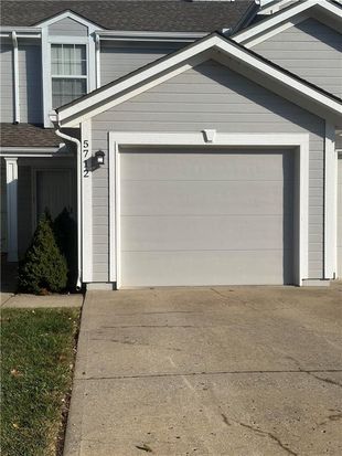5712 Plantation Ln, Lees Summit, MO 64064