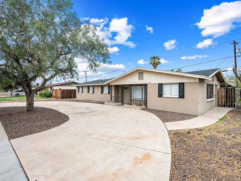 5924 W Seldon Ln — Photo 1