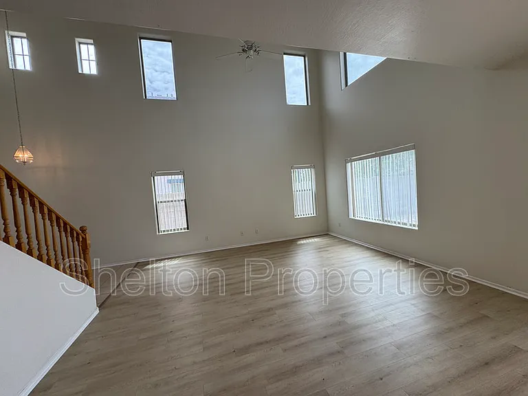 17229 W Caribbean Ln — Photo 5