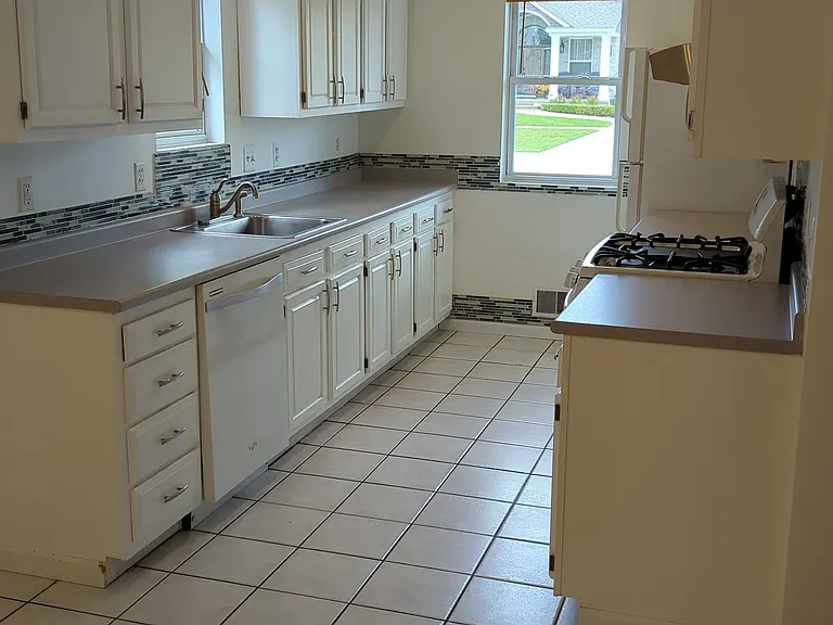 3324 Buckingham Ave — Photo 5