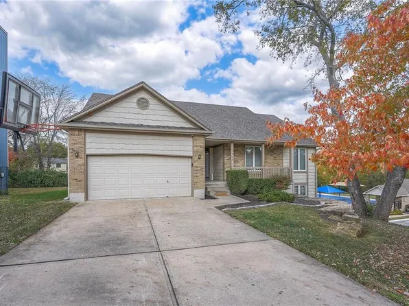 1025 SW Pacific Dr, Lees Summit, MO 64081