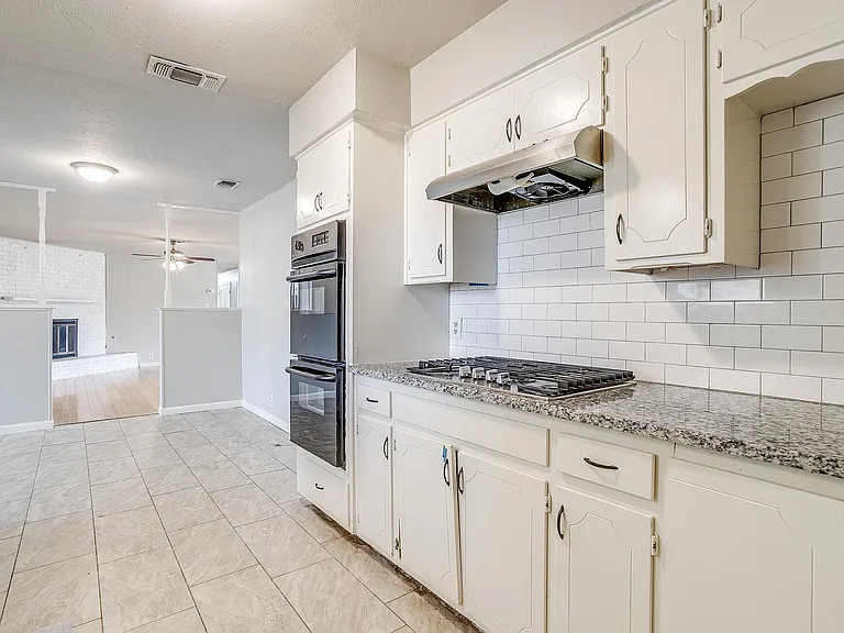 109 SE Dian St — Photo 35