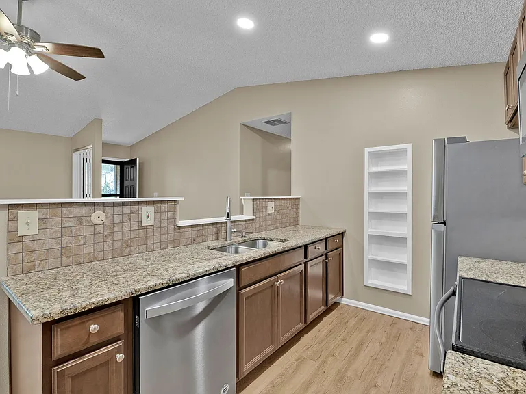 4618 Excalibur Ct — Photo 16