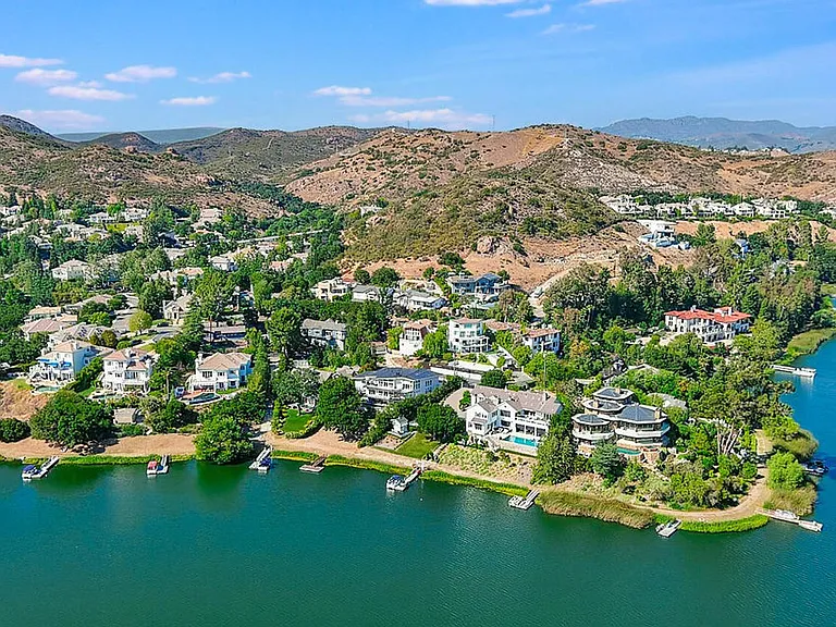 279 Lake Sherwood Dr — Photo 2
