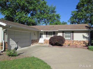 2704 W Creston Ln, Peoria, IL 61604