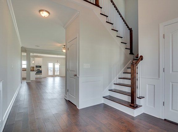 3rd image of 240 Tulip Dr