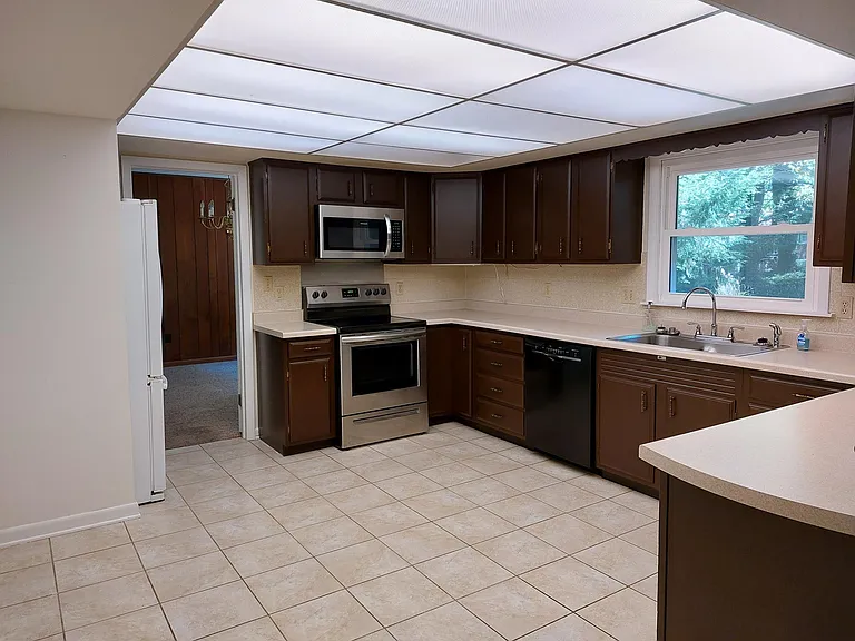 2208 Wyld Dr — Photo 10
