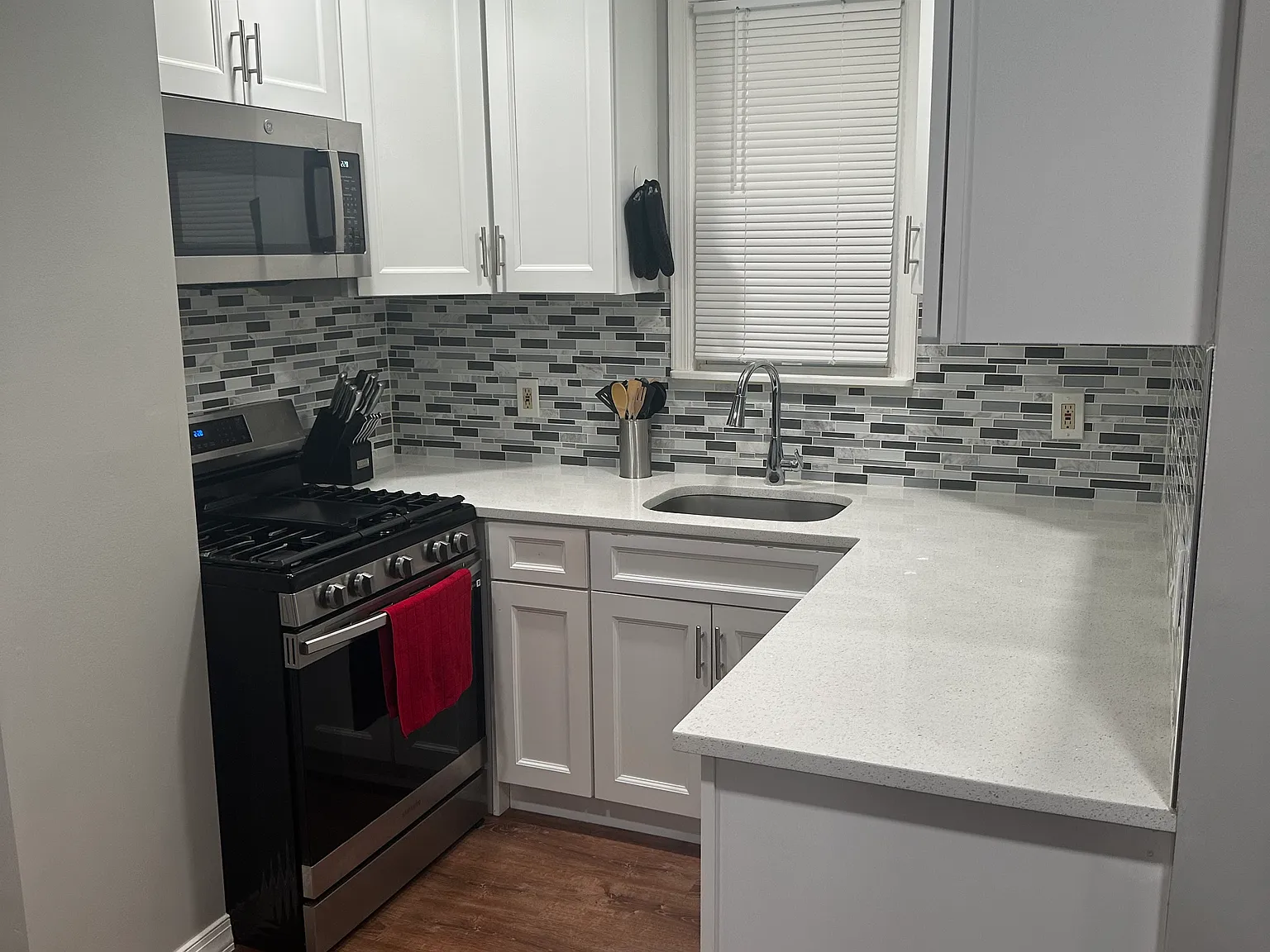 2 bed, 800 sqft, $2,350 — Photo 2