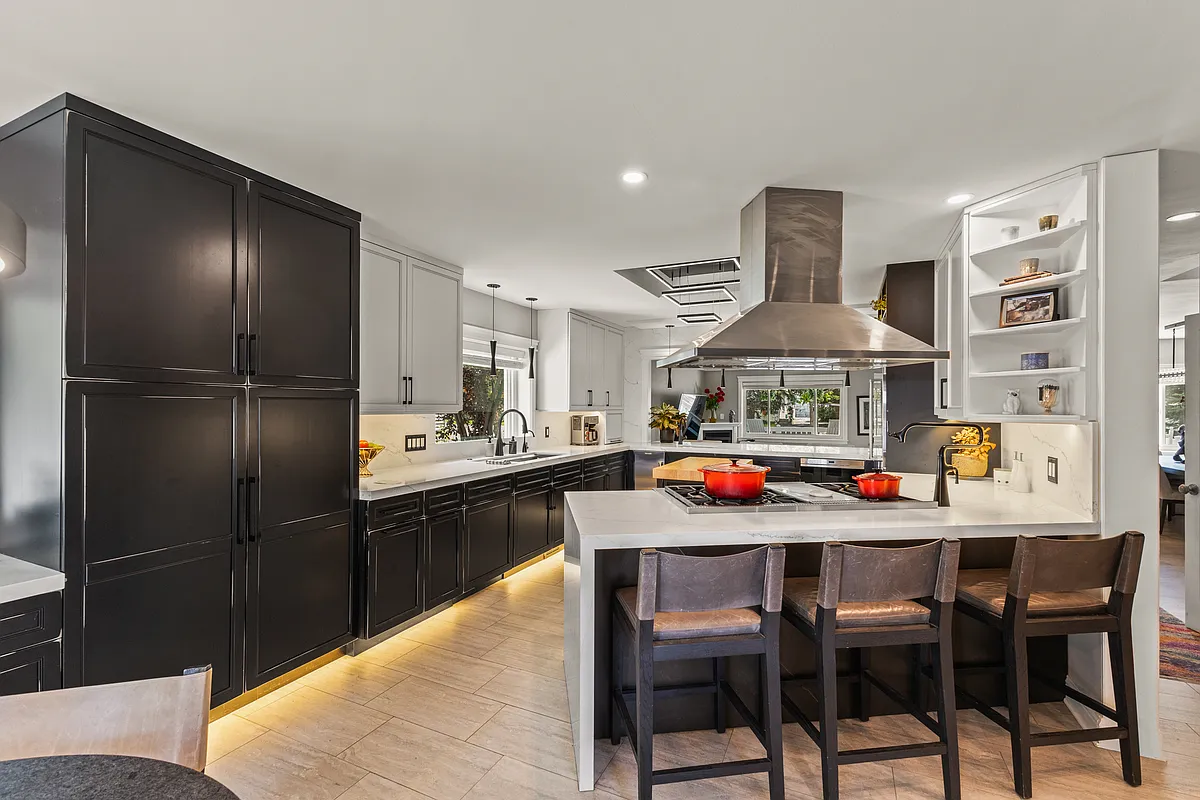 Large Chef's Kitchen - 457 7th St