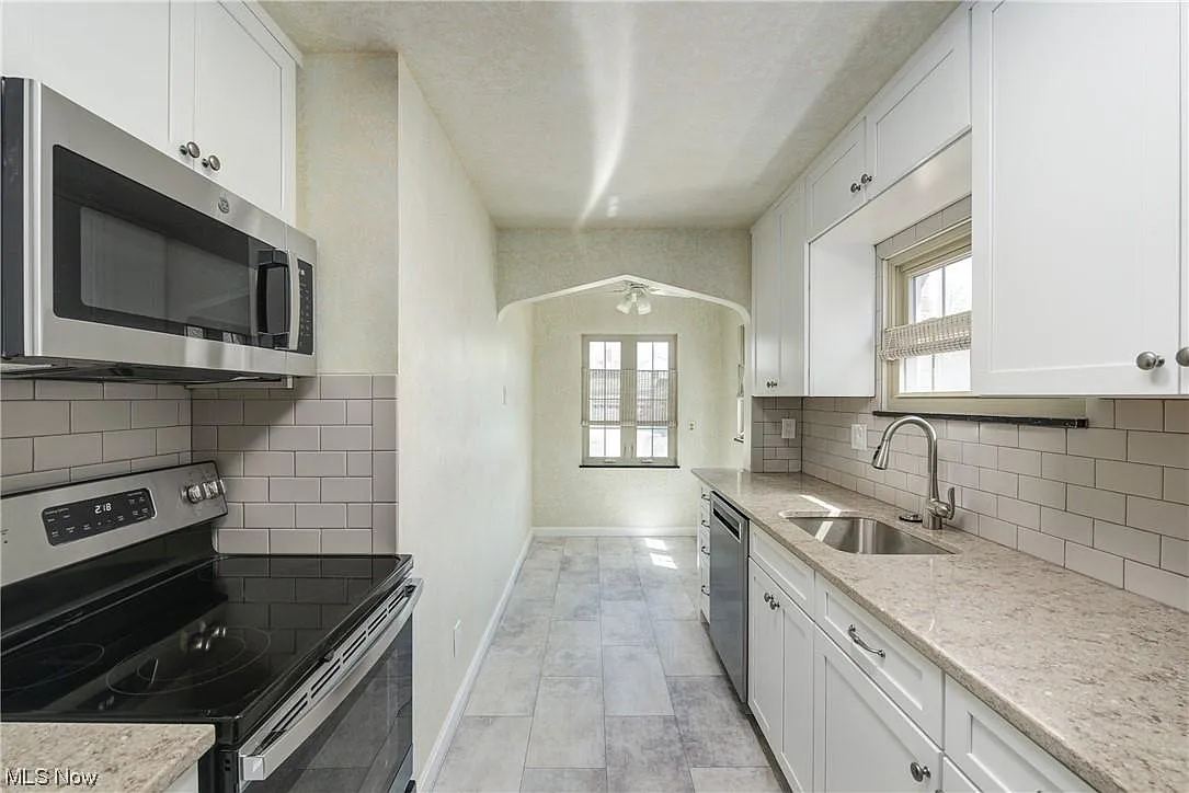 2072 Atkins Ave — Photo 2