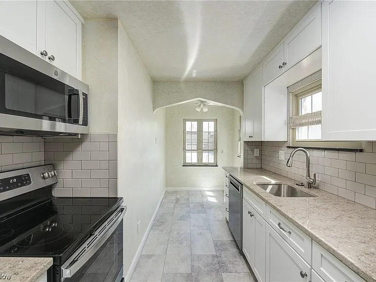 2072 Atkins Ave — Photo 2
