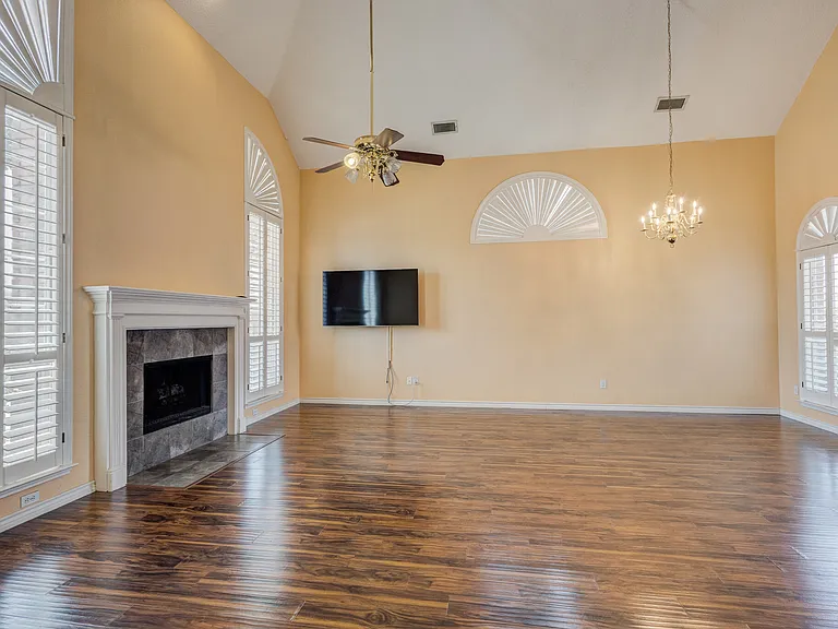 1726 Northampton Dr — Photo 4