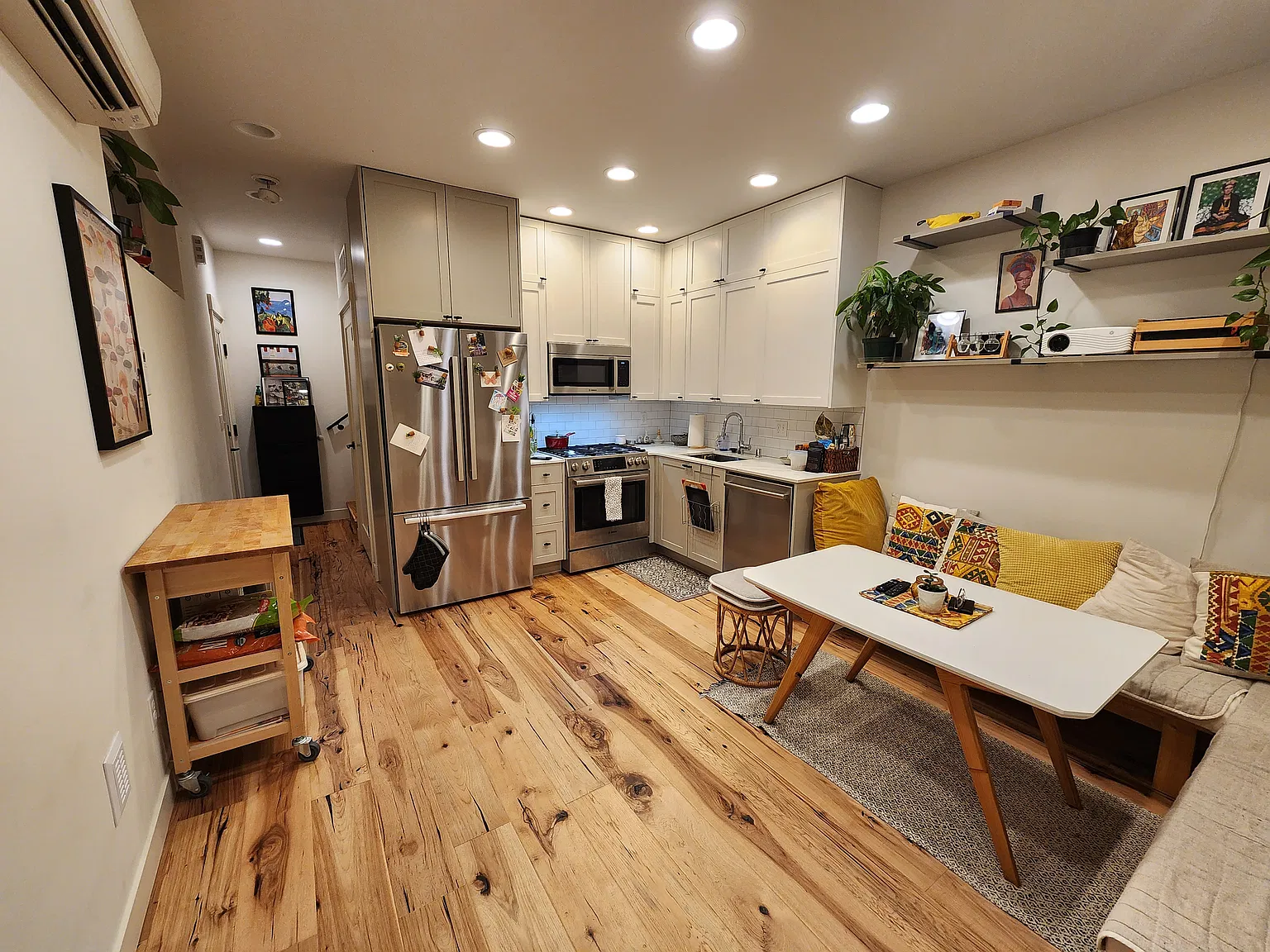 2 bed, 900 sqft, $3,000 — Photo 2