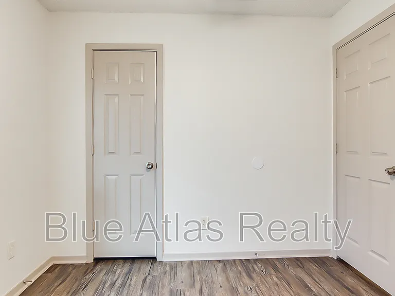 702 Catherine Ln — Photo 12