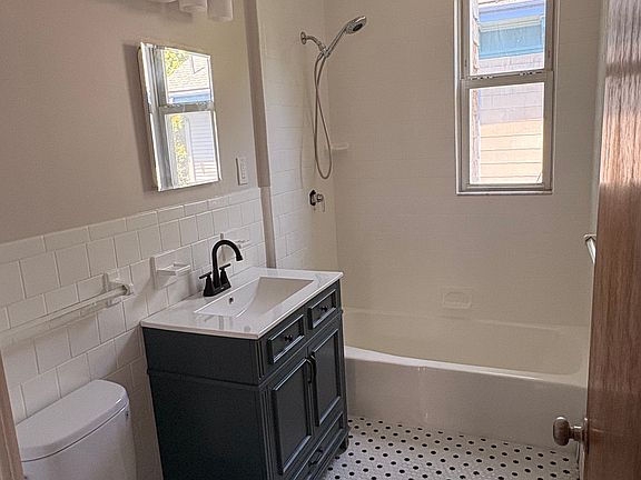 5th image of 14 Adelaide St #1