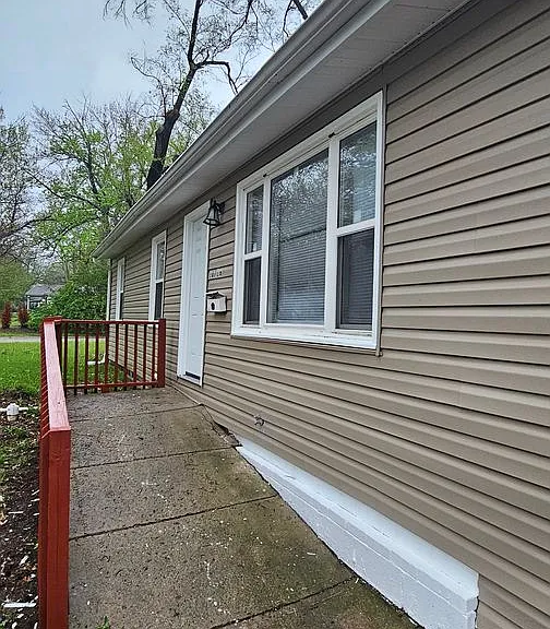 10716 Bennington Ave — Photo 2
