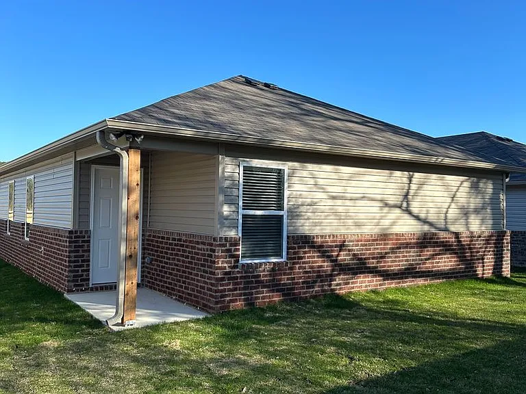 609 Savannah St — Photo 17
