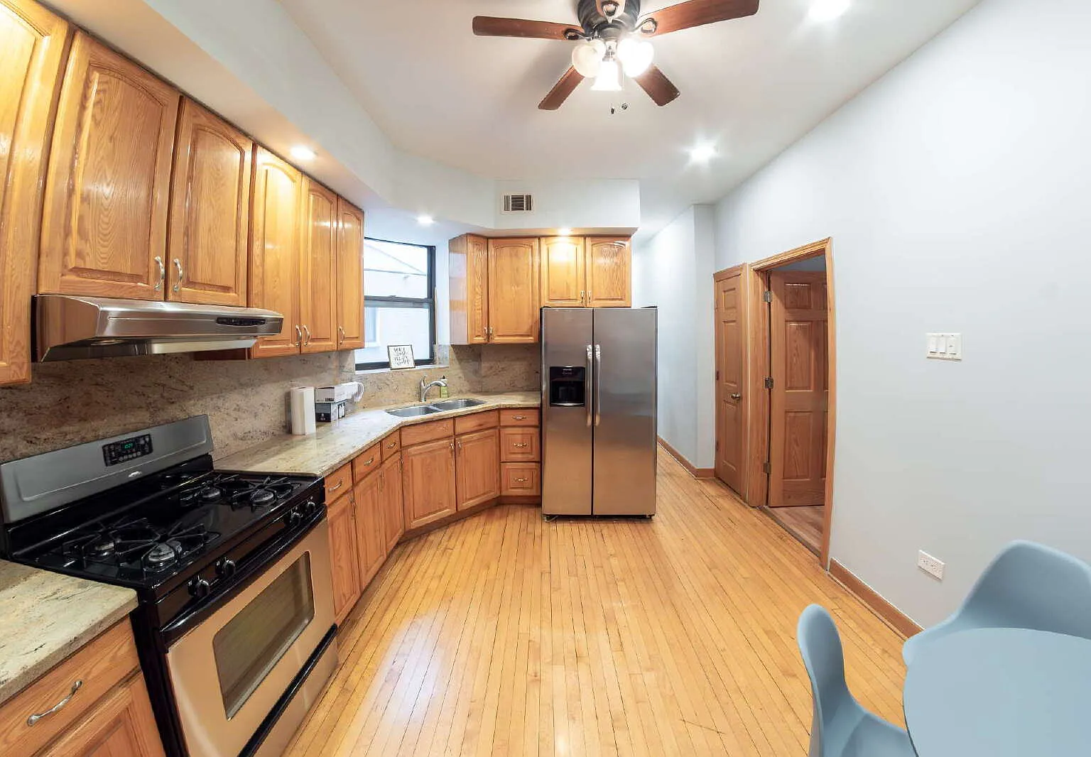 3 bed, 1.0 bath, 1200 sqft, $2,500 — Photo 2