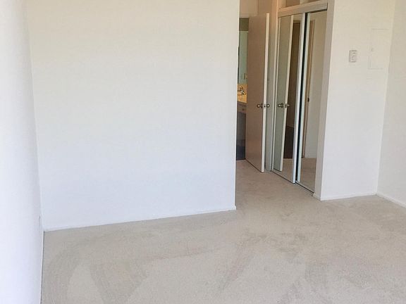 5th image of 922 S Barrington Ave APT 105