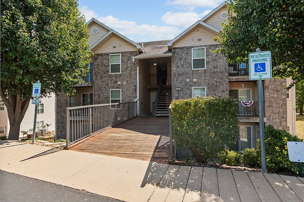 2 bed, 1025 sqft, $1,300 — Photo 1