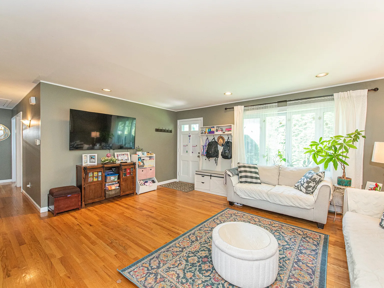3 bed, 1.5 bath, 1142 sqft, $3,500 — Photo 4