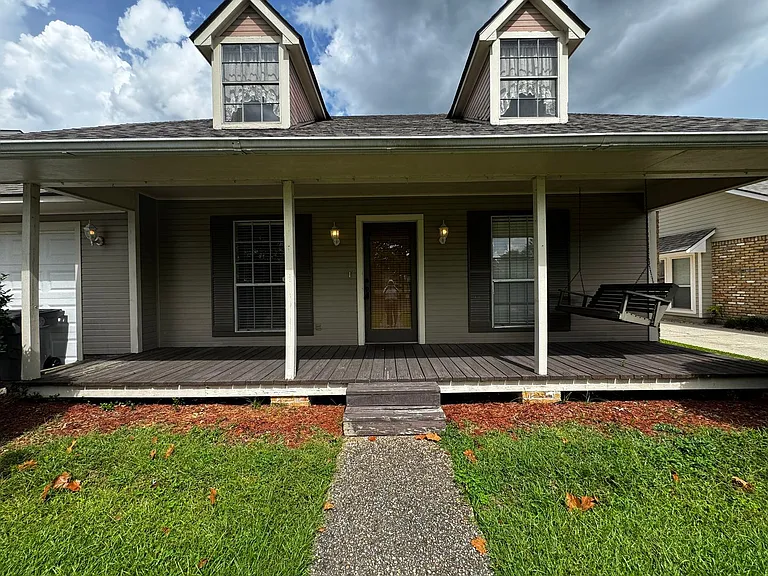 1729 Tallwood Dr — Photo 2