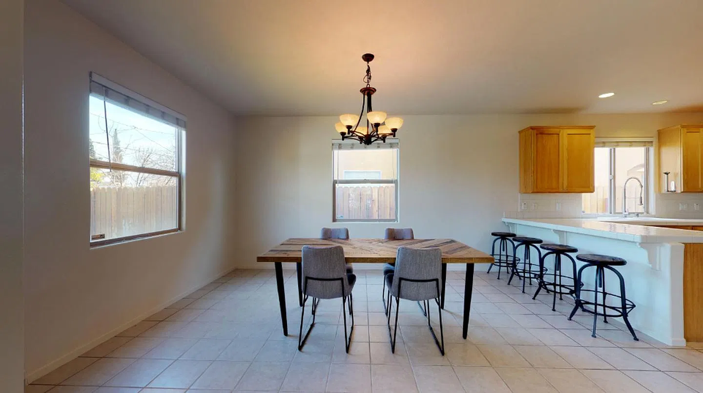 Private Bedroom in Spacious North Hollywood Home with Landscaped Pool — Photo 3
