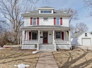 615 7th St NW, Mount Vernon, IA 52314